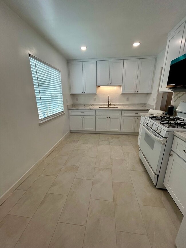 Building Photo - Fantastic San Lorenzo Village Home!   Move...