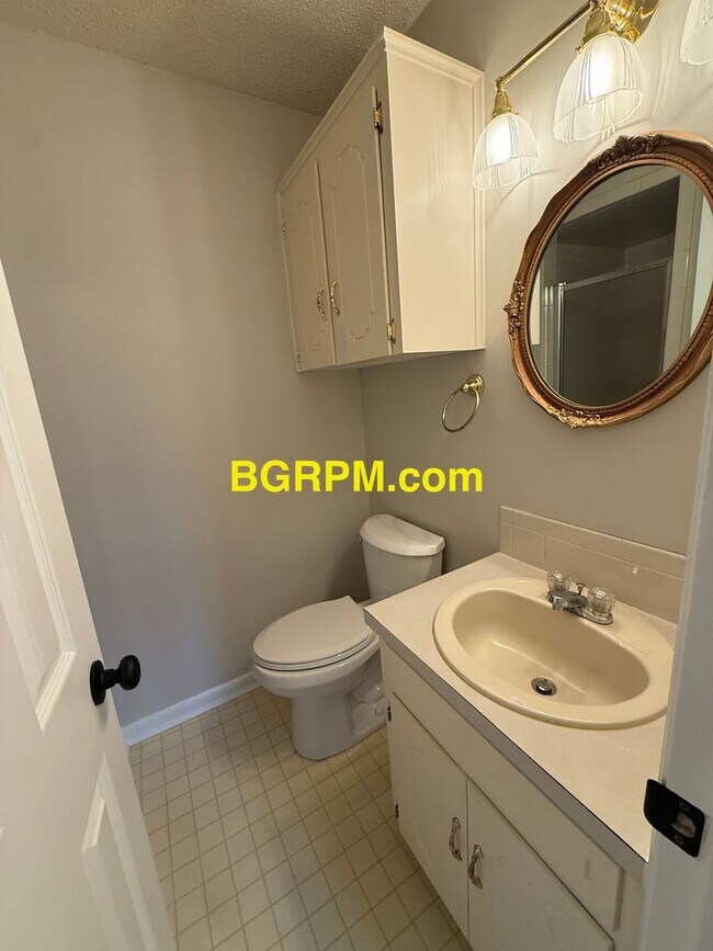 Building Photo - 3 Bed 2 Bath