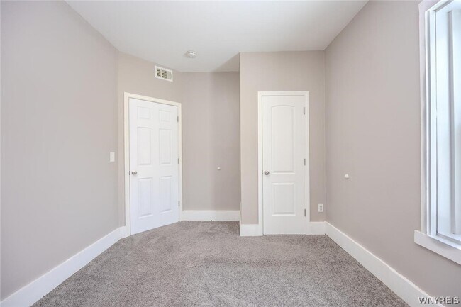 Building Photo - 1204 Niagara St