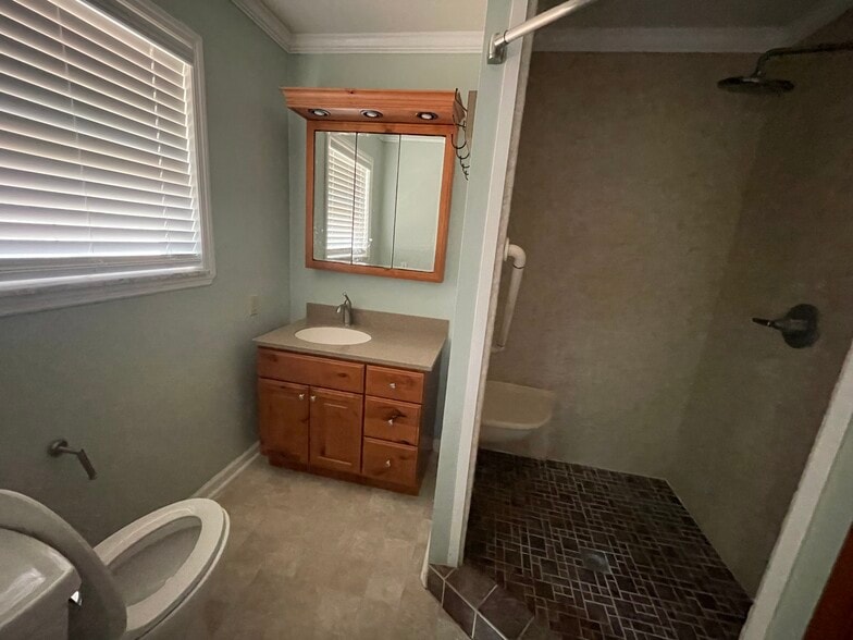 Building Photo - 213 E Pecan Rd