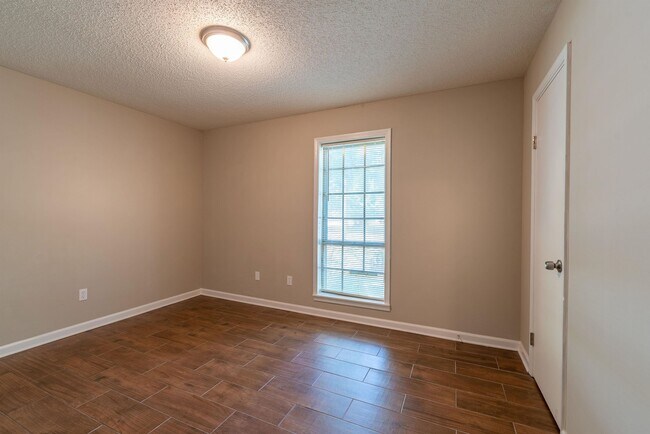 Building Photo - 4262 Sunnyslope Dr