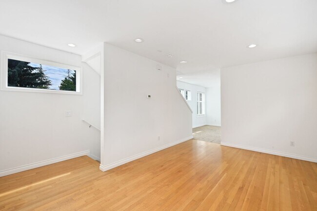Building Photo - 3-Story Greenlake Home - Private Yard and ...