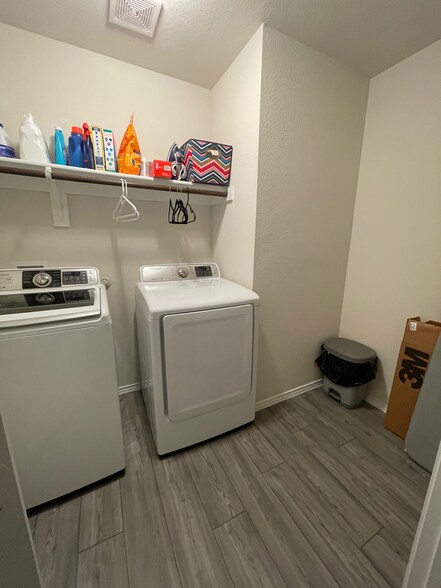 Building Photo - 1813 Acacia Dr