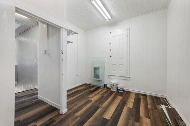 Building Photo - Modern 10-Room Downtown Gem – Ideal for Fl...