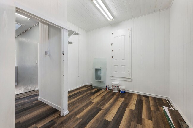 Building Photo - Modern 10-Room Downtown Gem – Ideal for Flexible Housing Use!