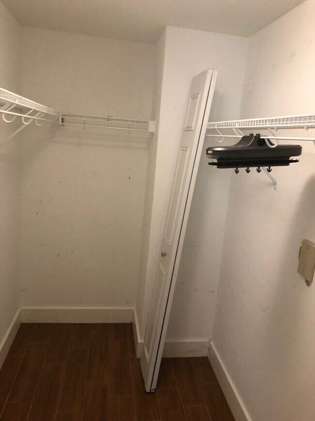 Building Photo - Loft Style Spacious And Close To Shands An...