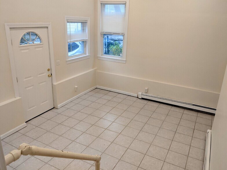 Building Photo - 83 Yorktown St