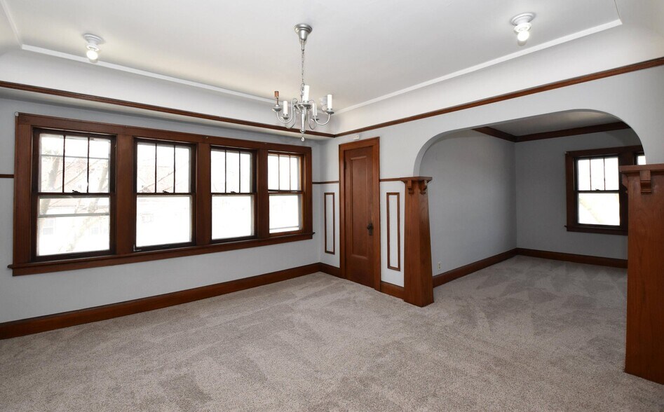 Building Photo - 5831 W Rogers St