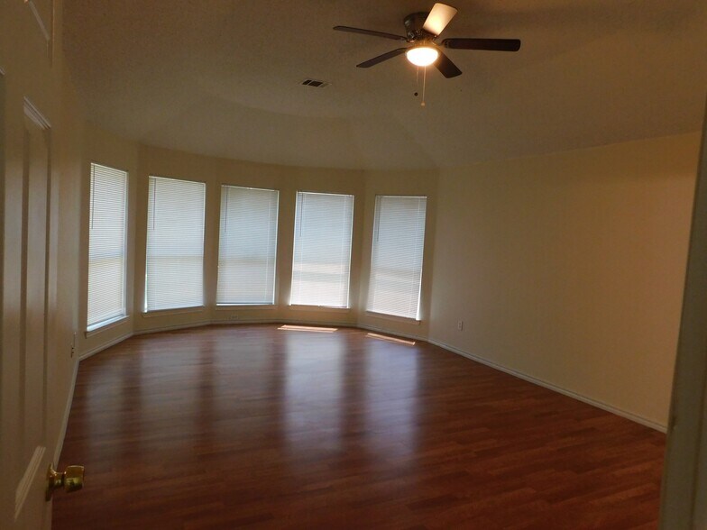 Building Photo - 624 Elm Falls Pl