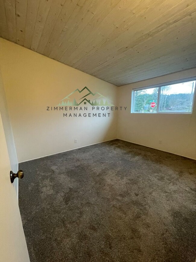 Building Photo - Quiet Friendly Street Neighborhood 3bd/1ba House