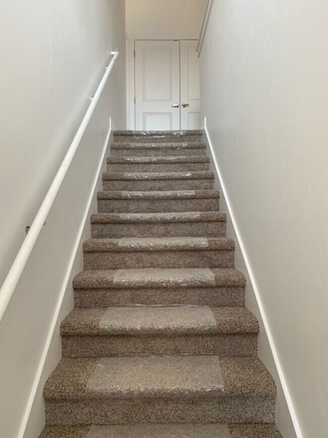 Building Photo - Spacious Town Home