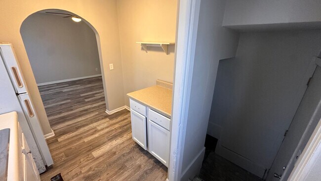 Building Photo - $550 - 1 bed 1 bath Duplex