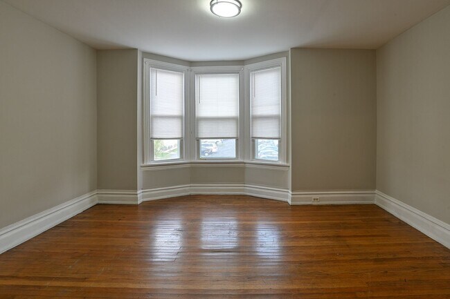 Building Photo - Large 5 Bedroom on Peffer