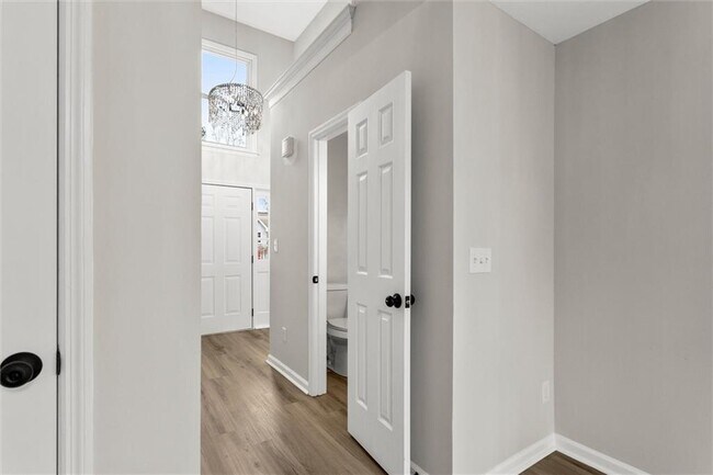 Building Photo - 2580 Waterford Park Dr