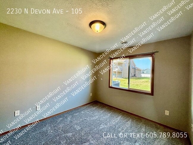 Building Photo - 2230 Devon Ave