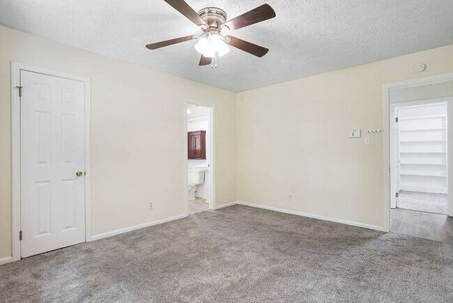 Building Photo - Adorable 3/2 on large corner lot