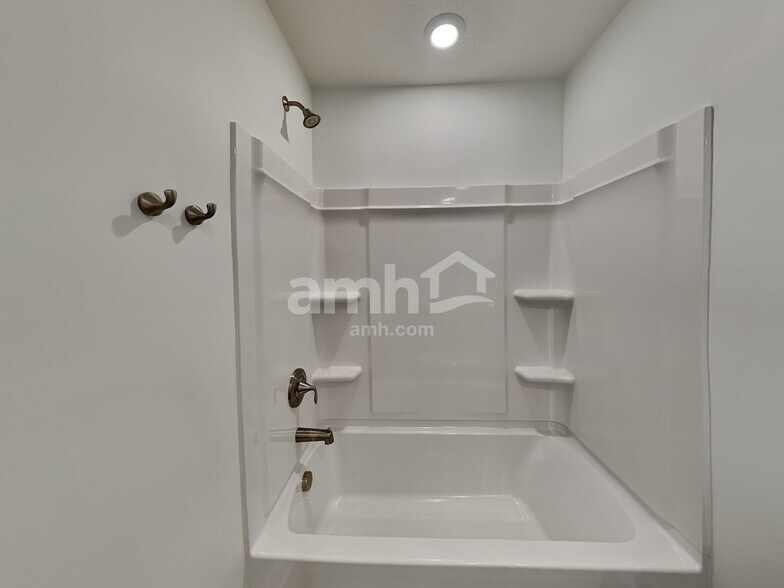 Building Photo - 318 Pine Hill Court
