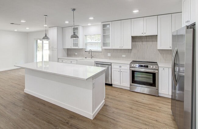 Building Photo - Fully Rebuilt 3BD Gem with Designer Finish...