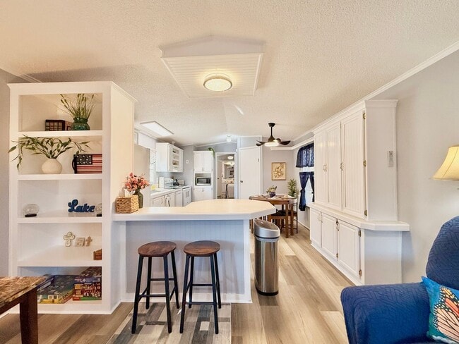 Building Photo - Recently renovated-3 bedroom/2 bathroom home-fully furnished-located in Tanglewood Subdivision