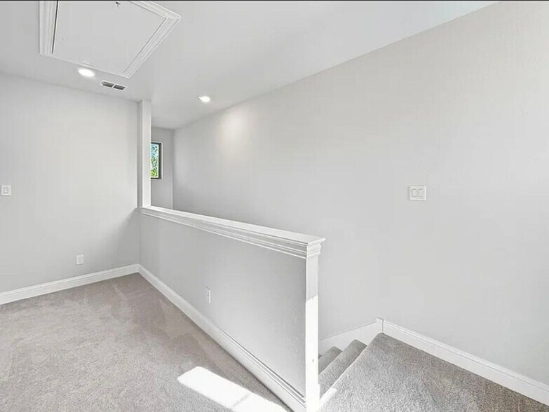 Building Photo - 9525 Thorncrown Ln