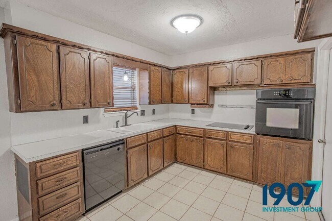 Building Photo - 1618 Village Dr