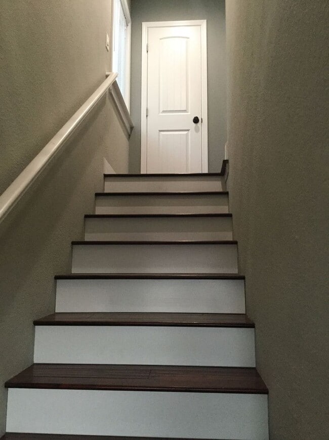 Building Photo - 2 Bedroom / 1 Bathroom Townhome in Bay Point