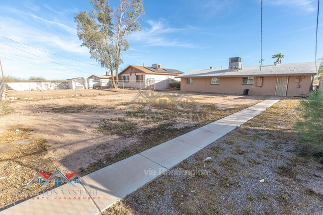 Building Photo - 1136 E Yucca St