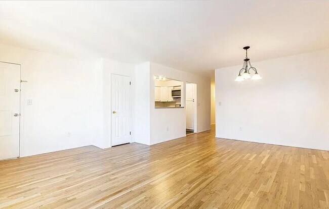 Building Photo - 136 Suburbia Terrace