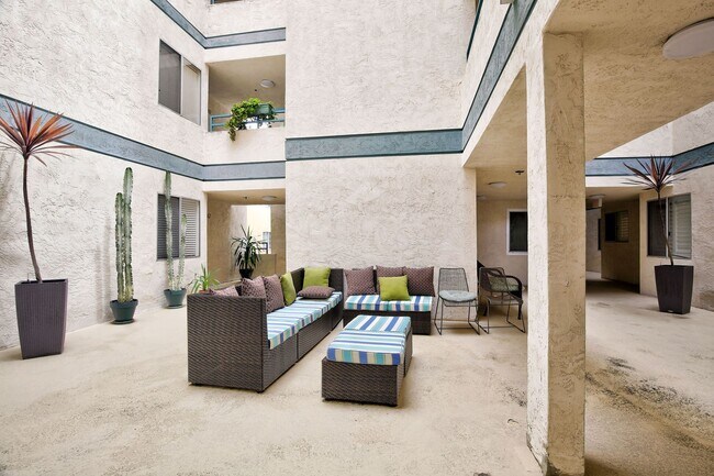 Building Photo - $3200 / Fabulous 2br / 2ba condo (Bankers ...