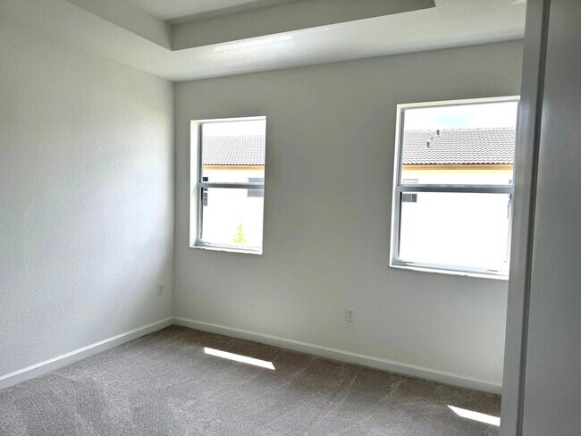 Building Photo - 2877 SE 24th Ave
