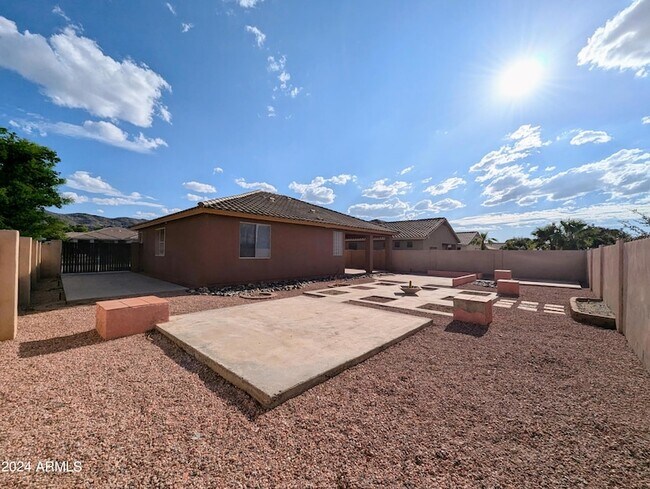 Building Photo - 1530 E Branham Ln