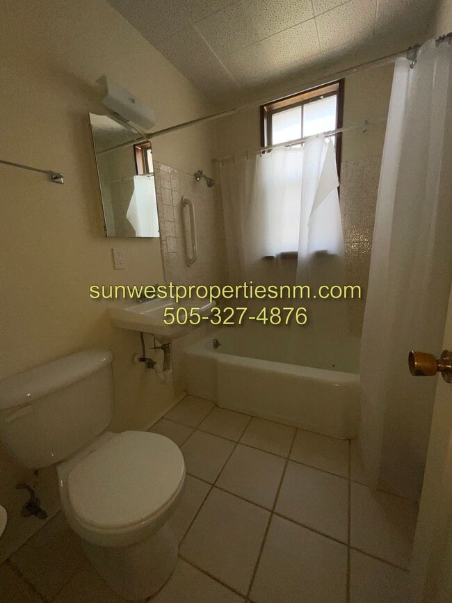 Building Photo - 2 Bedroom, 1 Bath Home Fully Landscaped