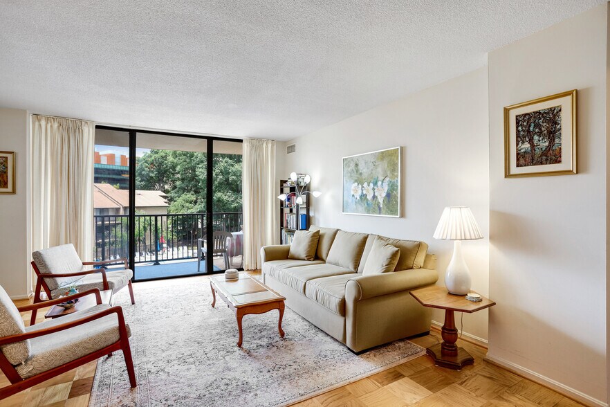 Spacious & bright living area leading to balcony - 118 Monroe St