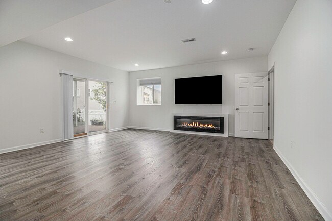 Building Photo - 1304 N Bay Dr