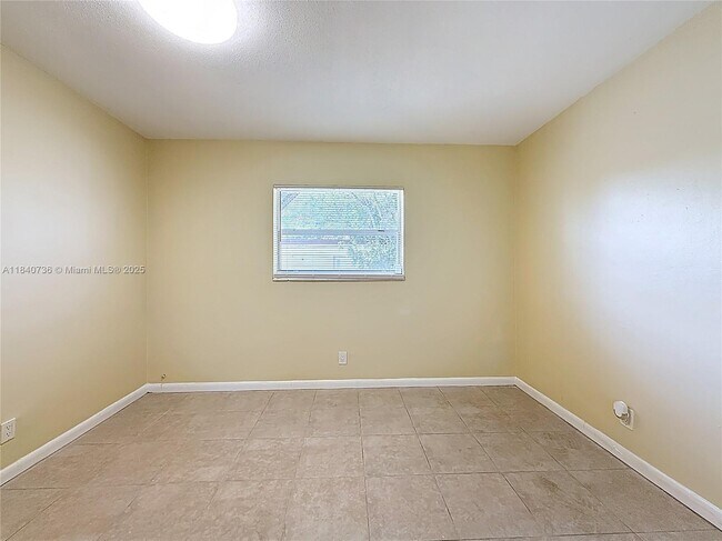 Building Photo - 260 NW 40th Ct