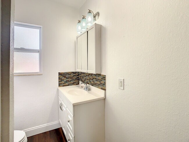 Building Photo - Charming Three bedroom one bath with huge backyard