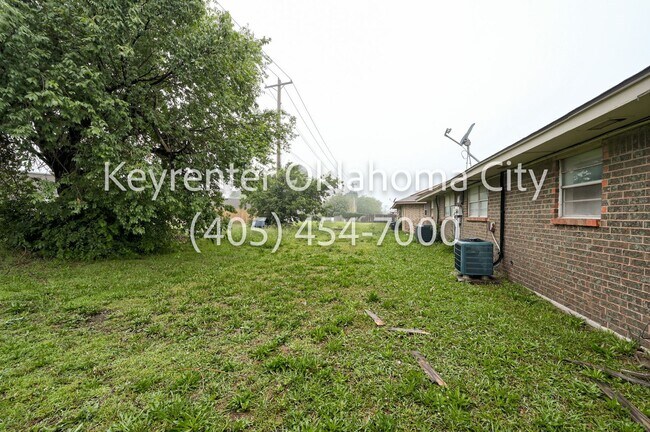 Building Photo - 920-922 SW 97th St Duplex