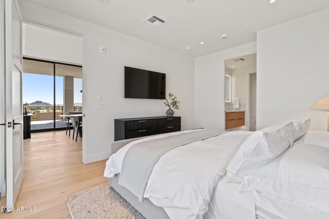 Building Photo - 5000 N Camelback Rdg Dr