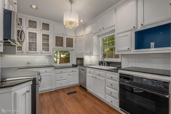 Building Photo - GORGEOUS 4/2.5 BROADMOOR HOME-ACROSS FROM DUCK POND PARK & LIBRARY