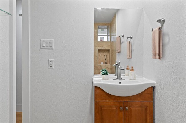 Building Photo - 2410 Sharon Ln