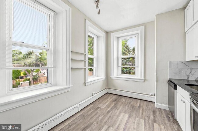 Building Photo - 222 Henderson Ave