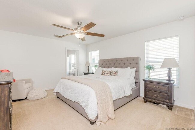 Building Photo - 5940 NW Pine Trail Cir