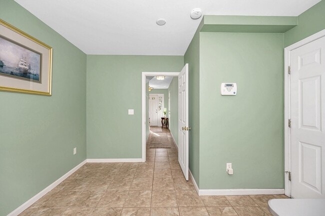 Building Photo - 262 Littleton Rd