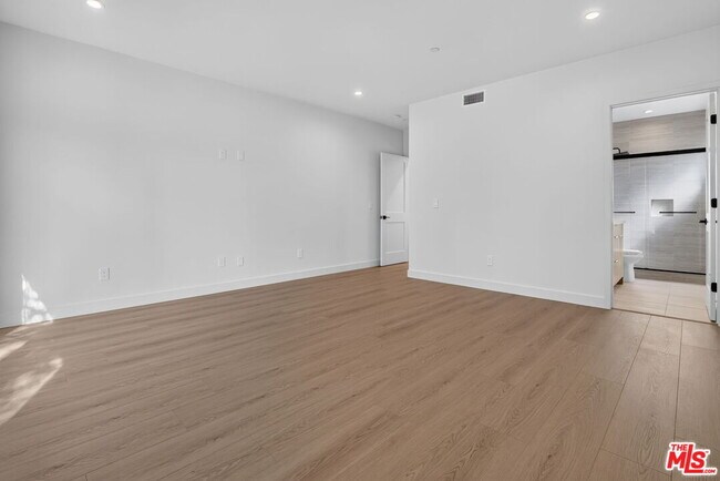 Building Photo - 11302 Collins St