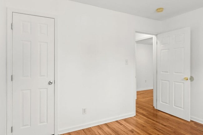 Building Photo - Newly Renovated Alcoa Cottage!!