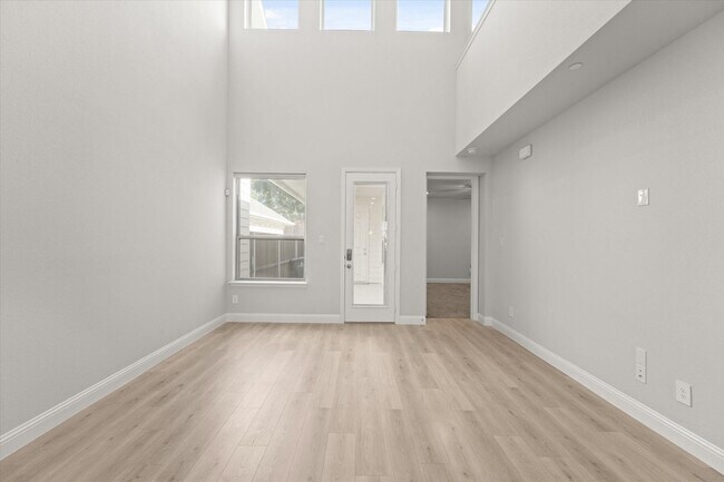Building Photo - 1045 Thomas Pl