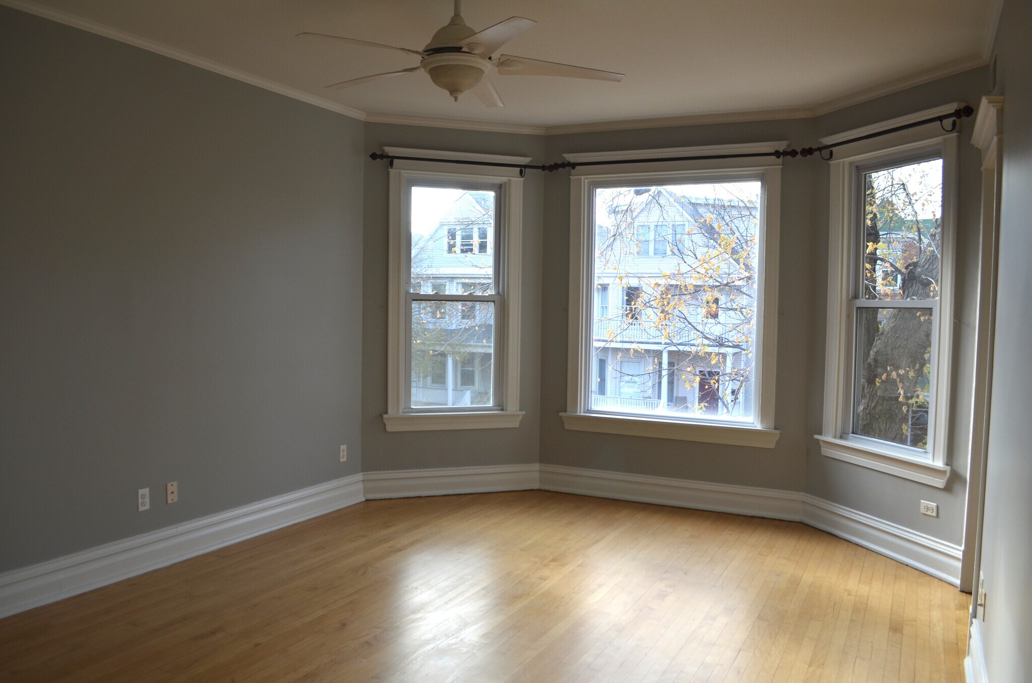 Loving room - 3643 N Hoyne Ave