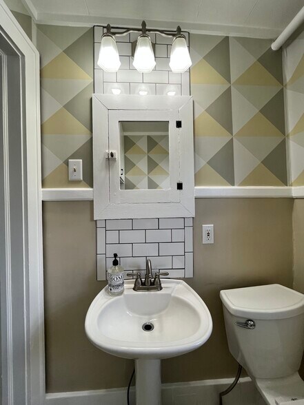1/2 bath of of the primary - 109 Westwood Ave