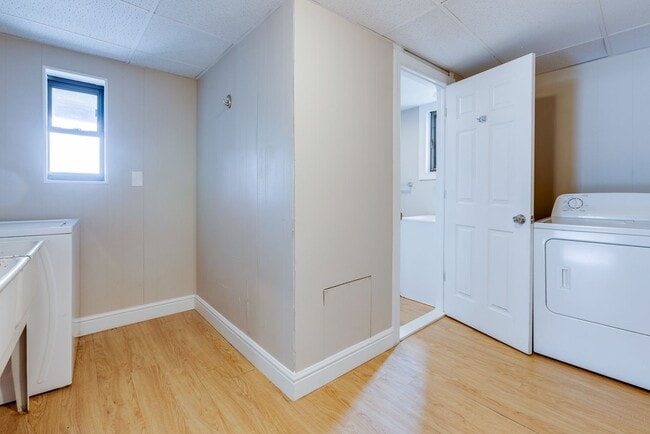 Building Photo - AVAILABLE JUNE 2026 - Spacious 4 Bedroom, 2 Bath Home Minutes from East Carson!