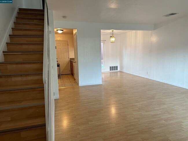 Building Photo - 89 Villa Cir